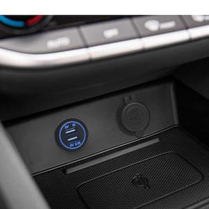 Adaptor auto cu lumina albastra USB 3.1A instalabil in locas bricheta 12–24V M'N'C