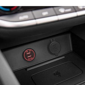 Adaptor auto cu lumina rosie USB 3.1A instalabil in locas bricheta 12–24V M'N'C